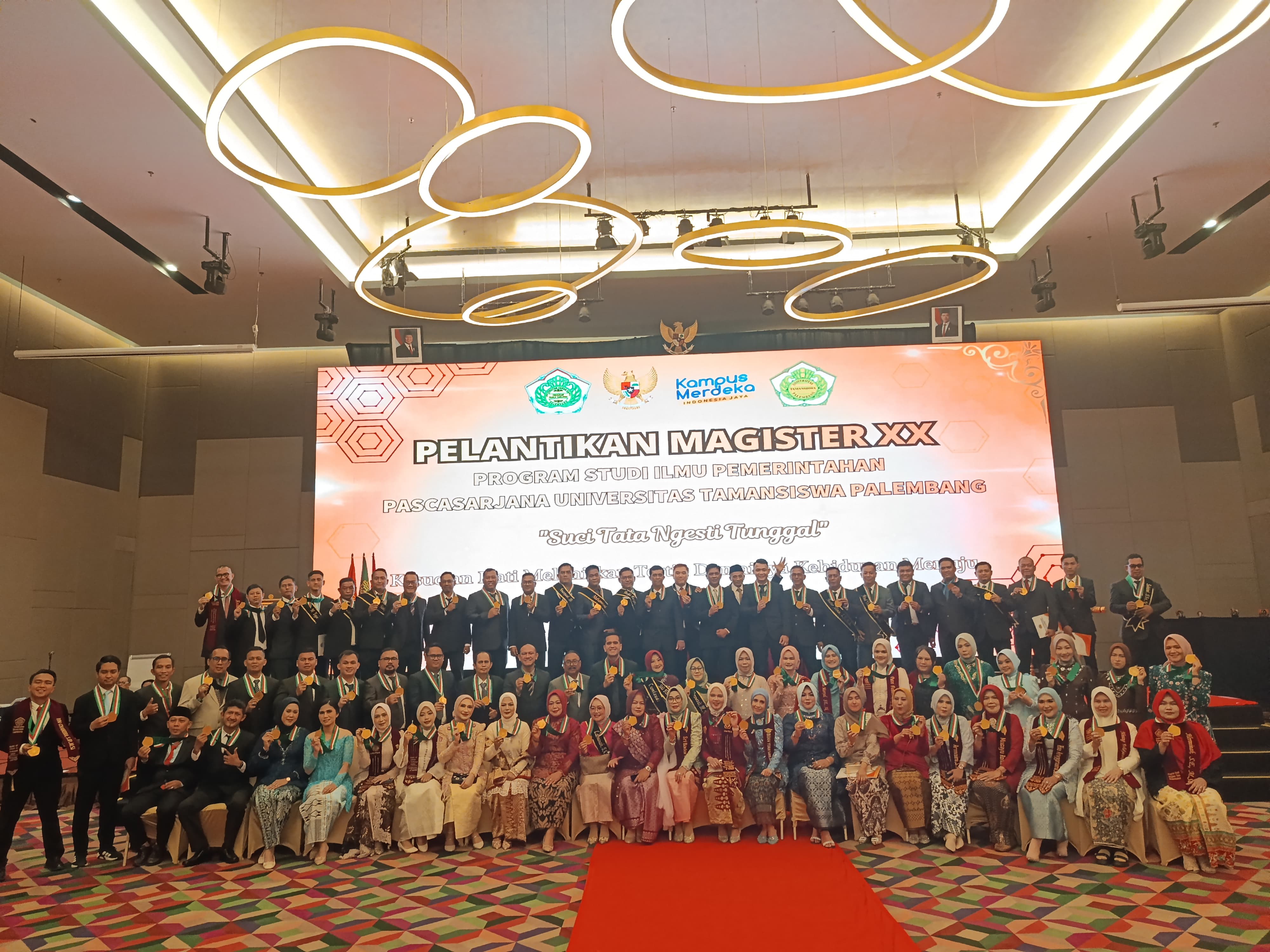 79 Mahasiswa Magister Ilmu Pemerintahan Unitas Palembang Dilantik, Rektor Tekankan Integritas dan Alumni Harus Berikan Solusi Nyata Bagi Persoalan Masyarakat