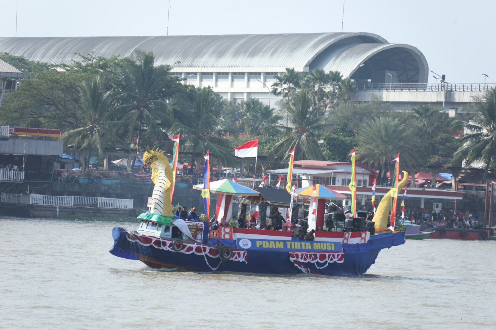 Semarak HUT RI ke-81, Ribuan Warga Saksikan Adu Cepat Perahu Bidar di Sungai Musi