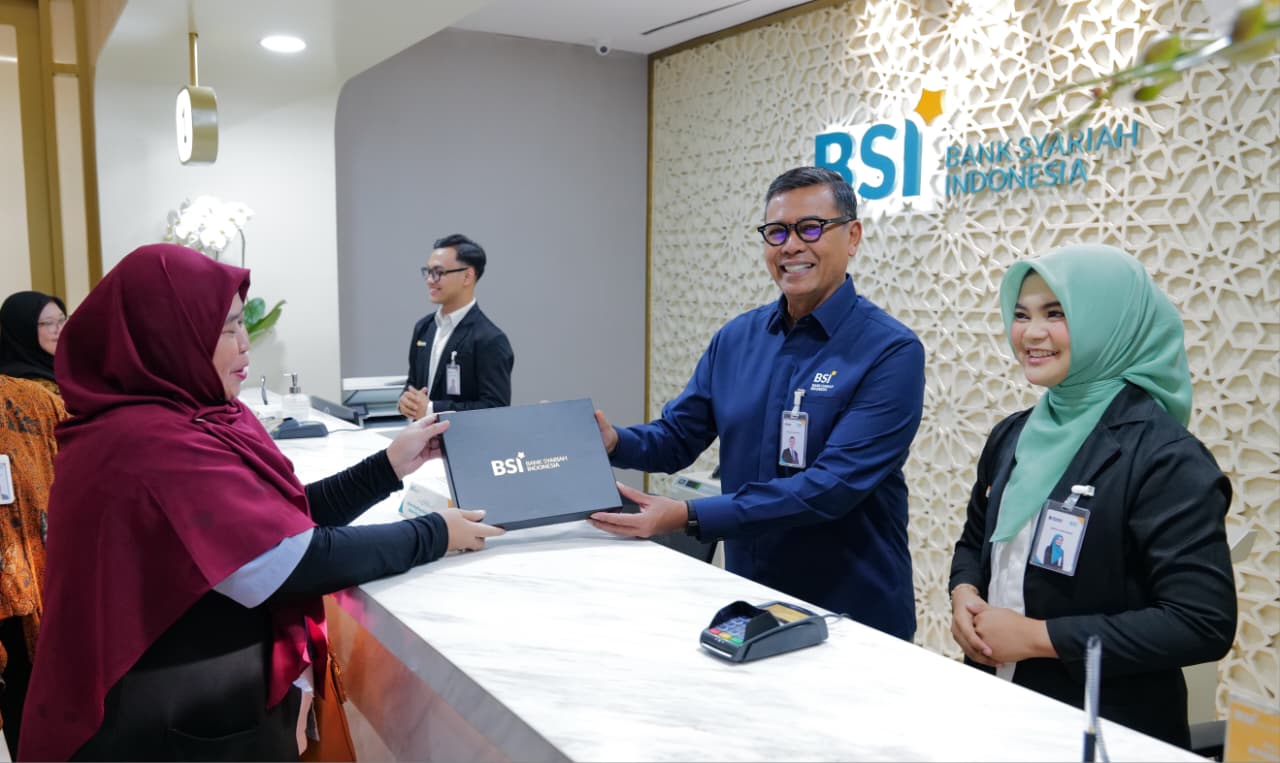 Peringati Harpelnas, Dirut BSI Sambut dan Layani Nasabah Dengan Sepenuh Hati
