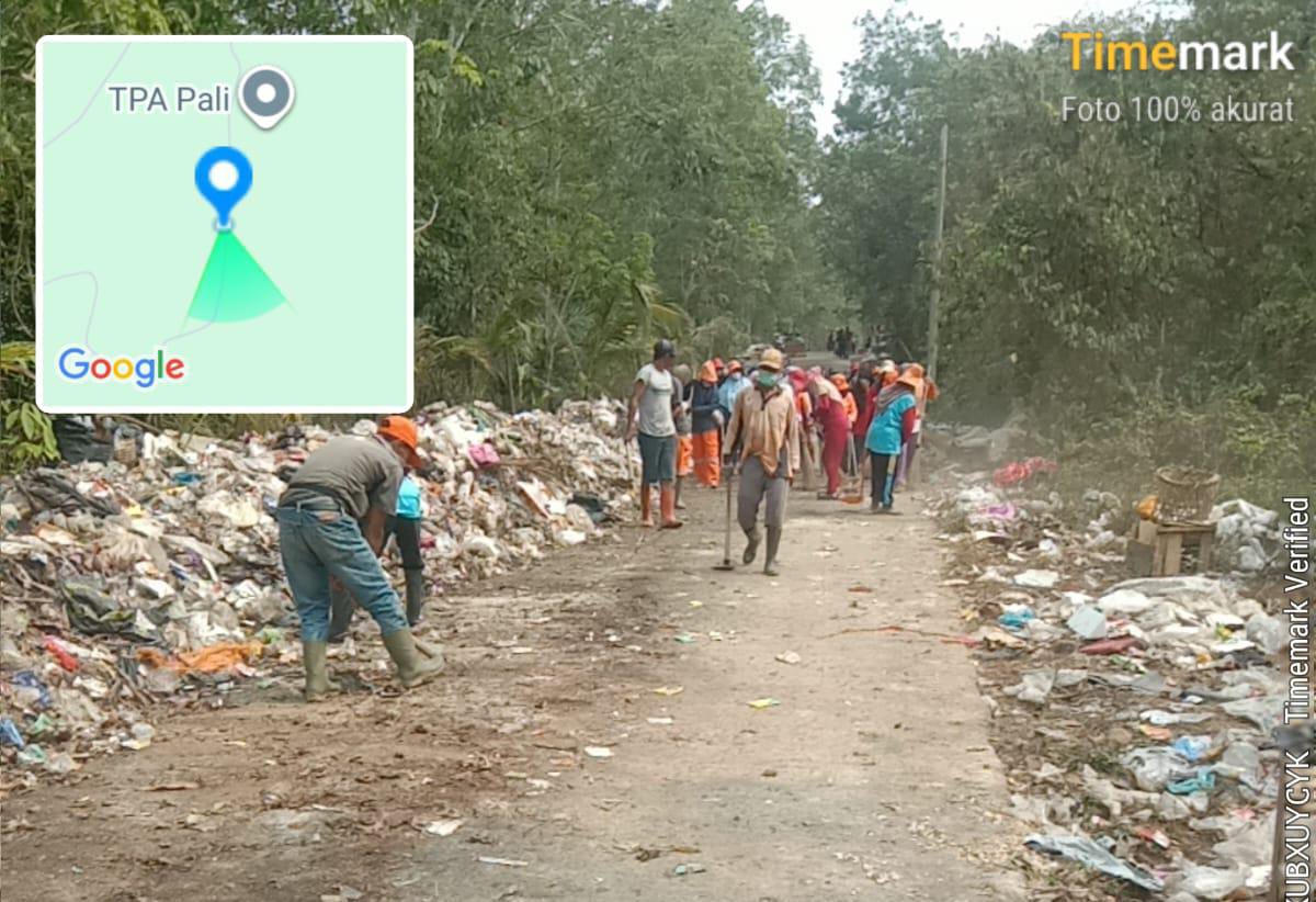 Menunggu Bantuan Alat Berat, Petugas Bersihkan Tumpukan Sampah